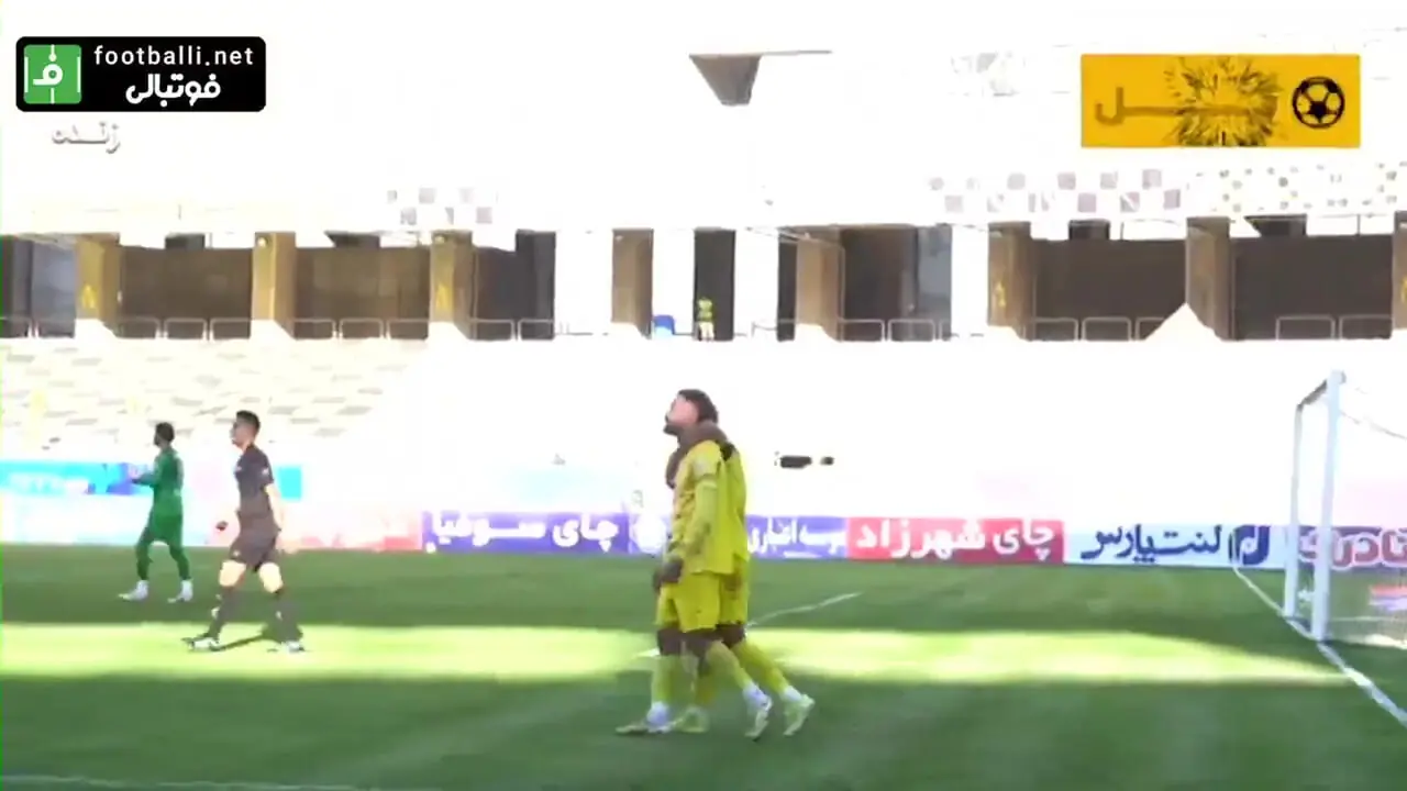 گل دوم فجر سپاسی به تراکتوردر دقیقه 82 /فجر سپاسی 2 -1 تراکتور