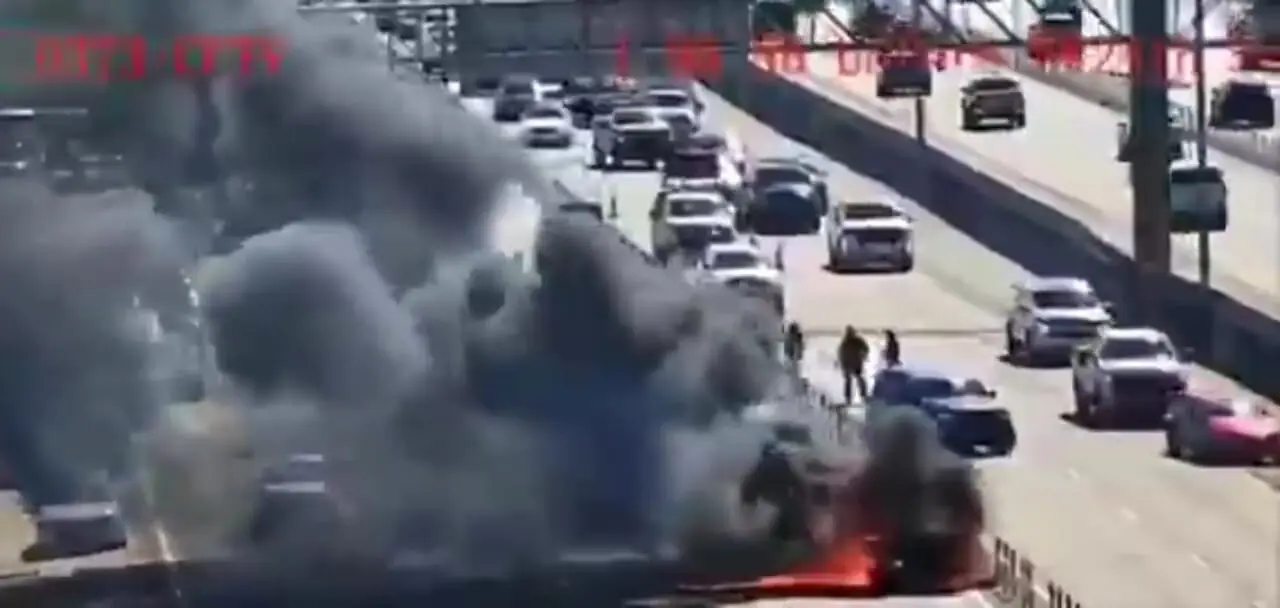 فیلم لحظه انفجار خودرو در میانه یک بزرگراه