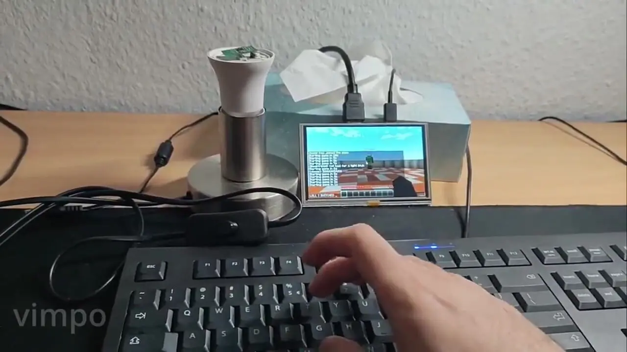 فیلم بازی ماینکرافت روی لامپ هوشمند؟