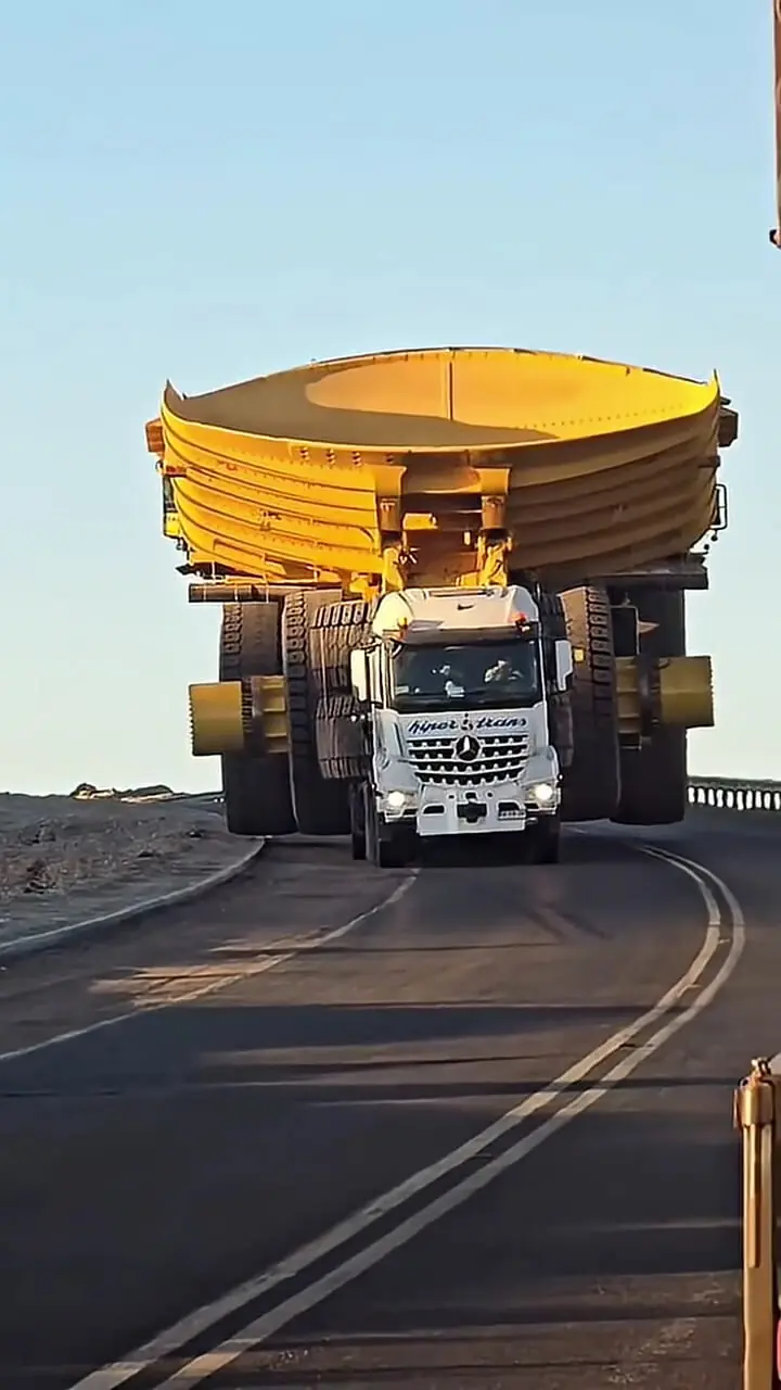 فیلم کامیون‌های  حمل اجزای معدن / غول‌های لجستیک صنعتی