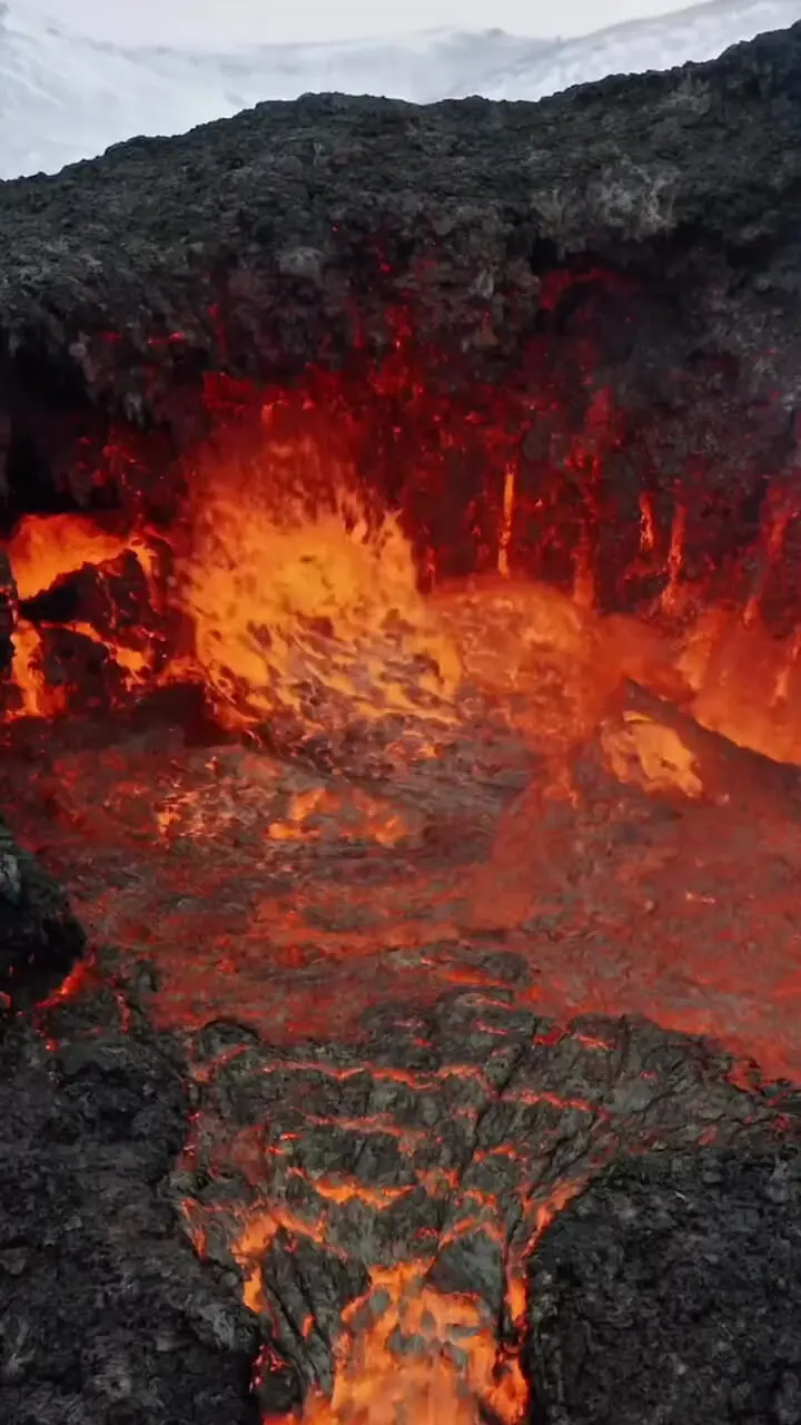 فیلم جریان گدازه های سوزان آتشفشان در ایسلند