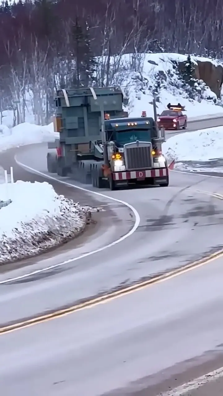 فیلم / کنوودد غول جاده‌ای و تیم اسکورت