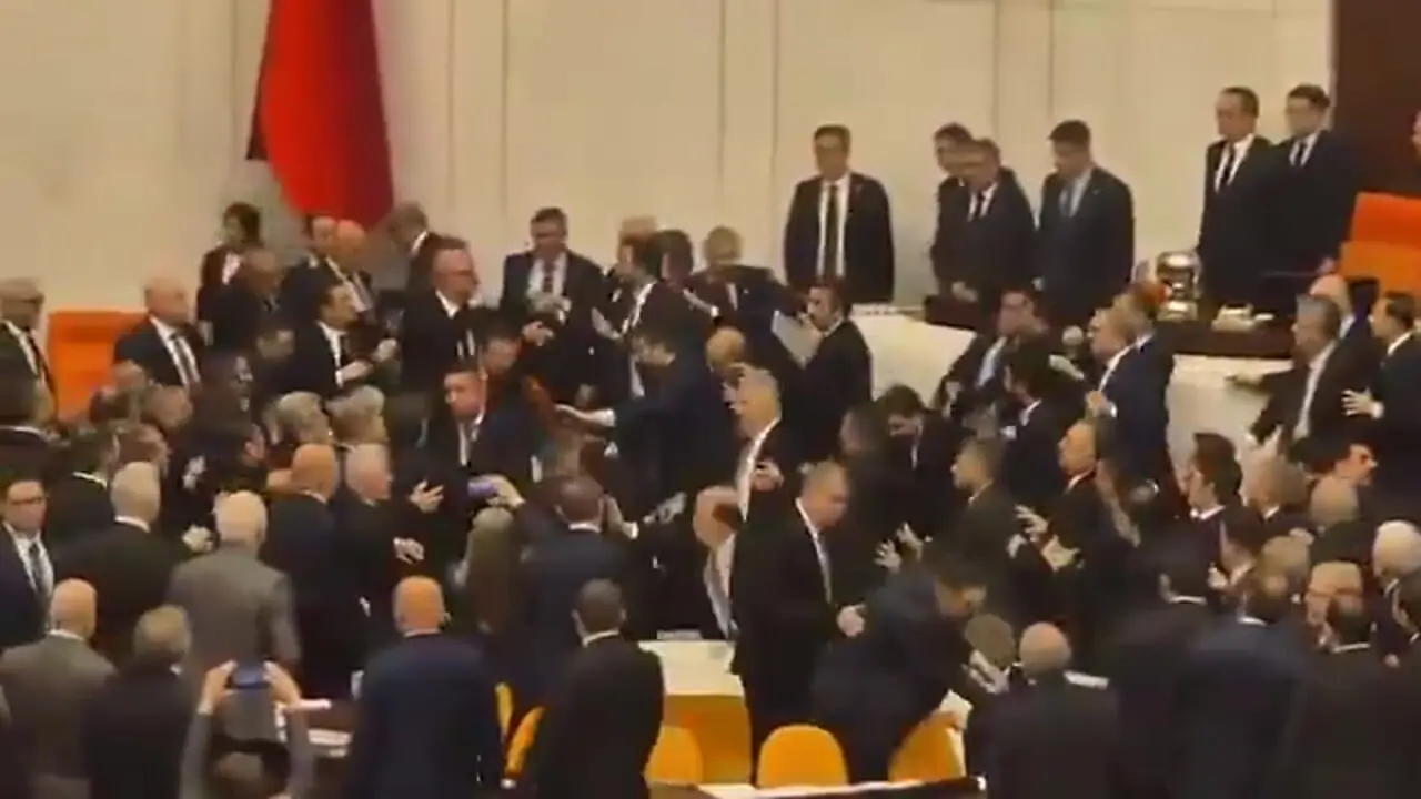 فیلم کتک کاری اعضای پارلمان ترکیه / ماجرا چه بود؟