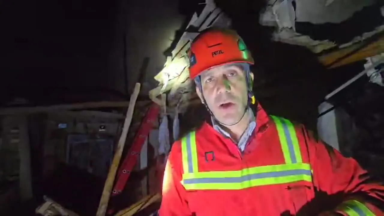 فیلم / انفجار مرگبار مواد محترقه در خیابان مولوی قبل از چهارشنبه سوری /  نجات ۳ مصدوم از زیر آوار