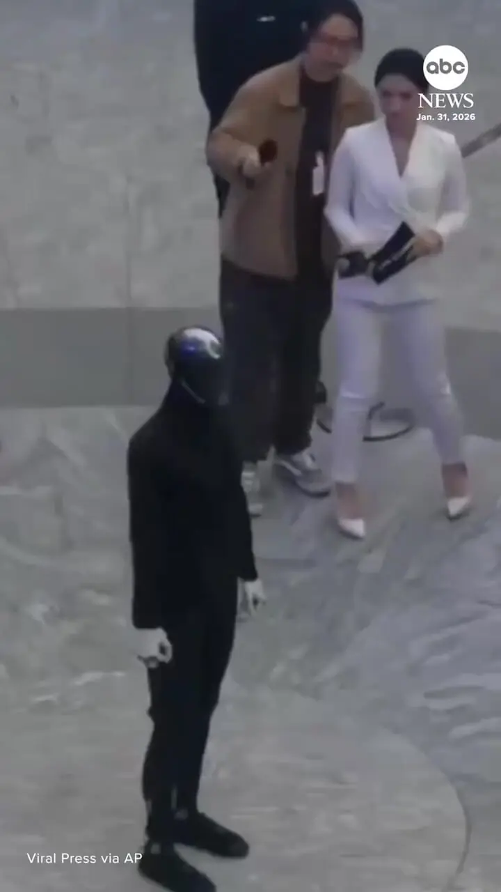 فیلم لحظه افتادن ربات پیشرفته در چین