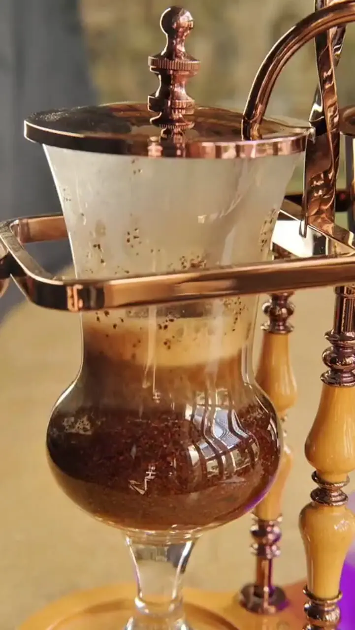 وقتی قهوه با دستگاهی قدیمی عطر واقعی پیدا می‌کند