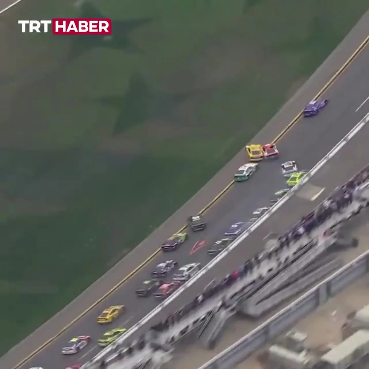 فیلم تصادف زنجیره‌ای در مسابقه دیتونا