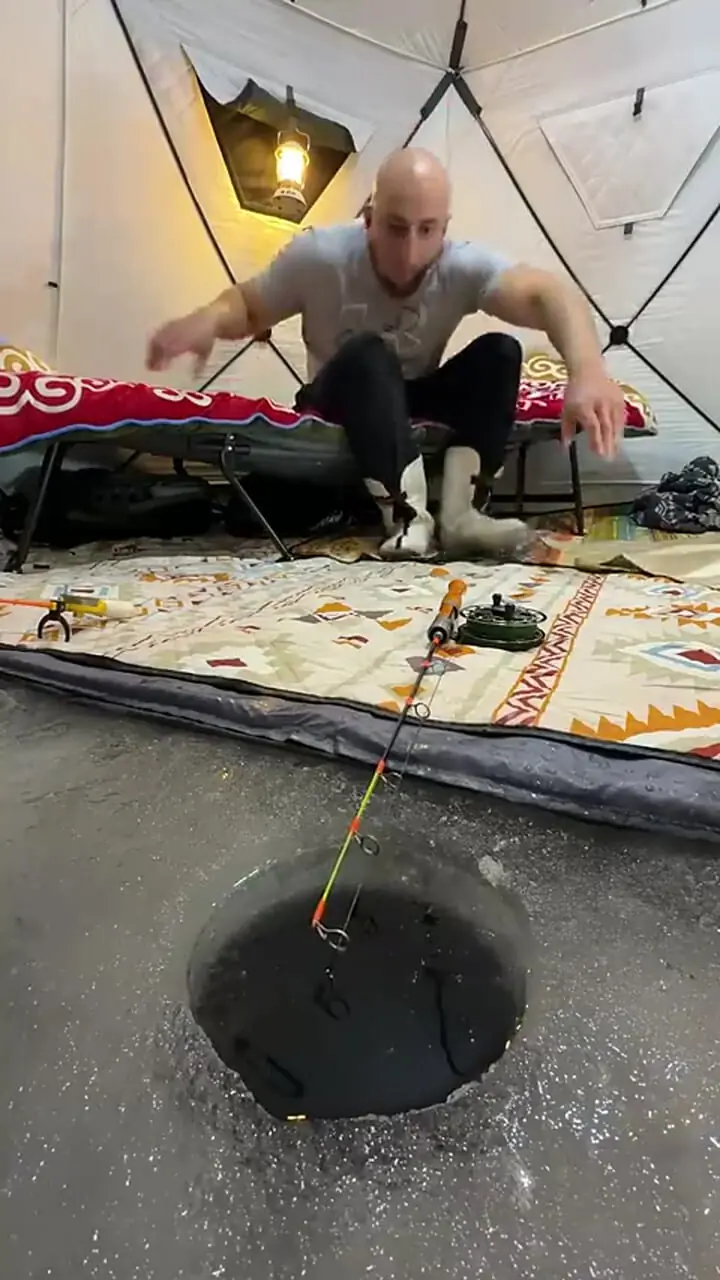 فیلم روش جالب ماهیگیری از دریاچه یخ زده