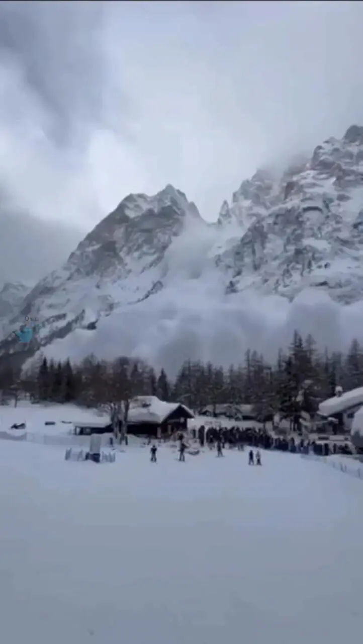 فیلم سقوط مرگبار بهمن در پیست اسکی ایتالیا؛ ۳ نفر جان باختند