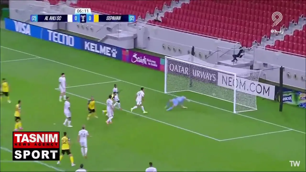 گل اول سپاهان به الاهلی قطر توسط کاوه رضایی را ببینید / مردود شدن گل سپاهان به دلیل آفساید بعد از بازبینی VAR