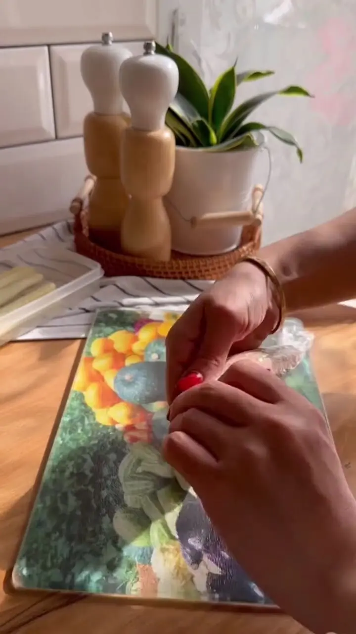 طرز تهیه رول سوخاری خانگی با مواد تازه و خوشمزه