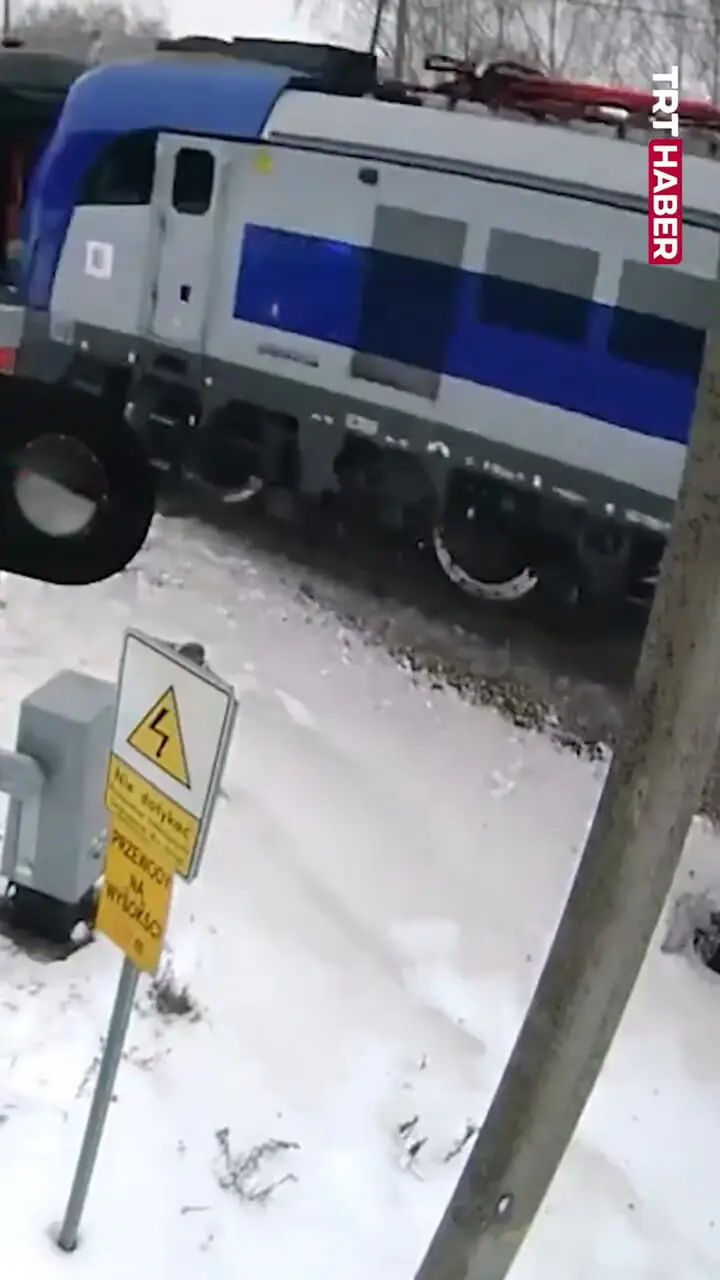 فیلم حادثه هولناک در گذرگاه ریلی لهستان