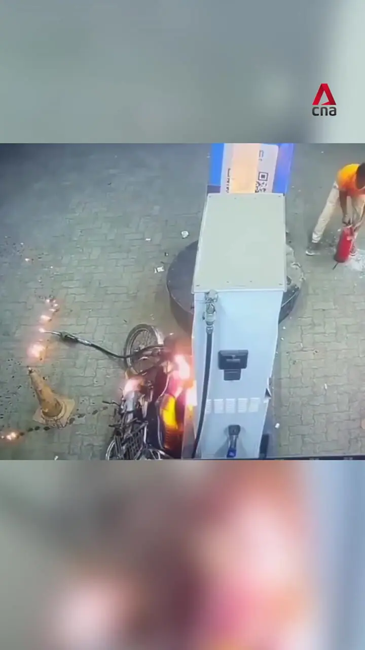 فیلم آتش سوزی عمدی موتورسیکلت در پمپ بنزین