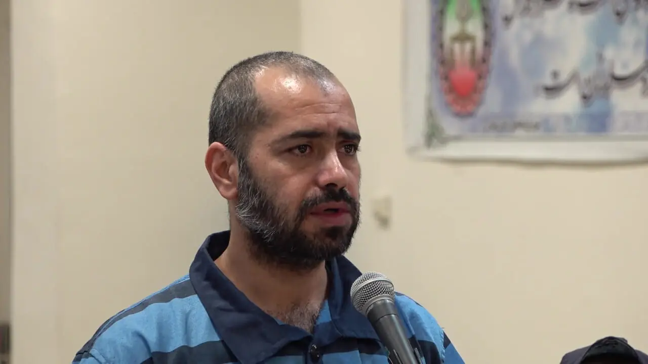 فیلم و عکس های چهره باز عاملان آتش زدن مسجد  جعفری و حوزه علمیه امام هادی (ع) کوی نصر  در جلسه دادگاه / از تتوی تاج  تا ردپای یک زن و سارق طلا بودن یکی از آتش افروزها