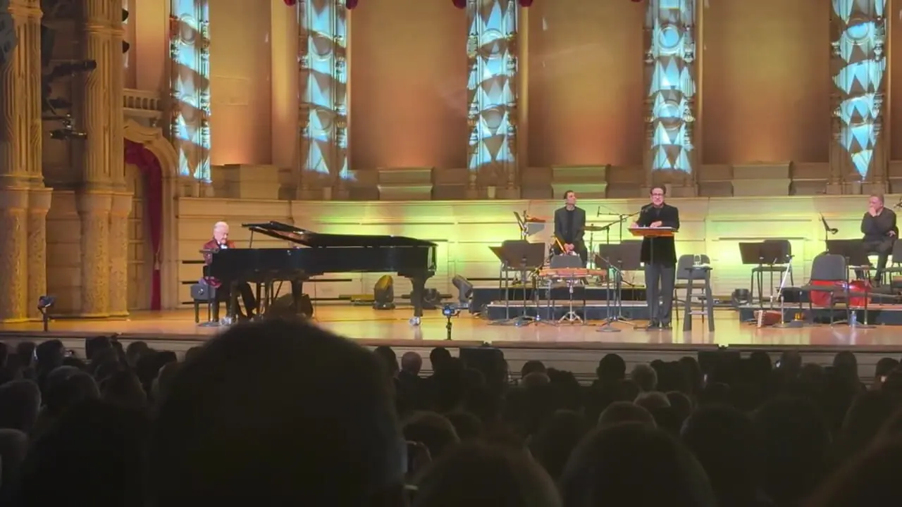 فیلم آواز  عاشقانه  همایون شجریان / با آهنگ  ای دلبر و دلدار من هایده رو خوند سالن کنسرت دلدارش شد 