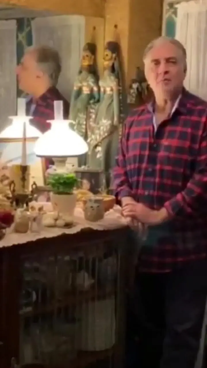 فیلم / نگاهی به چیدمان فرانسوی خانه ایرج نوذری، بازیگر سریال ساهره / دکوراسیونی از  پرده های شیک کاراملی و عتیقه های ماندگار که بوی پاریس می دهند