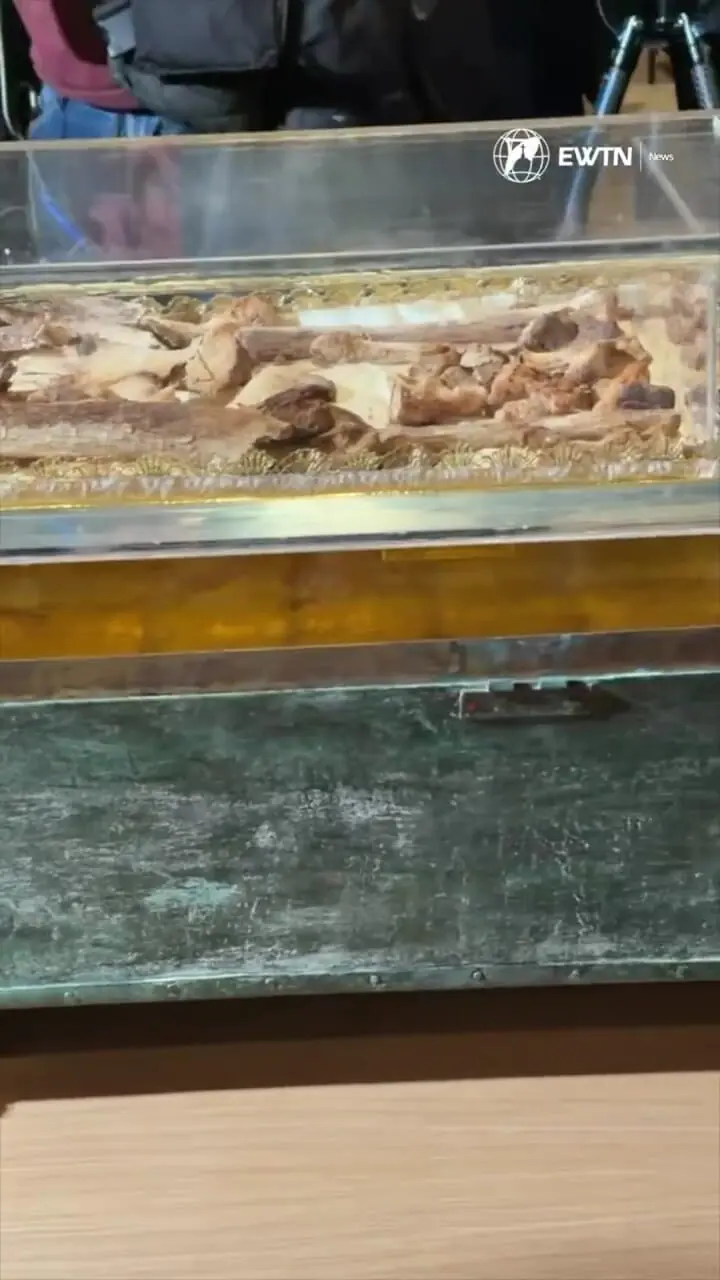 فیلم نمایش بقایای پیکر قدیس پس از ۸۰۰ سال در ایتالیا