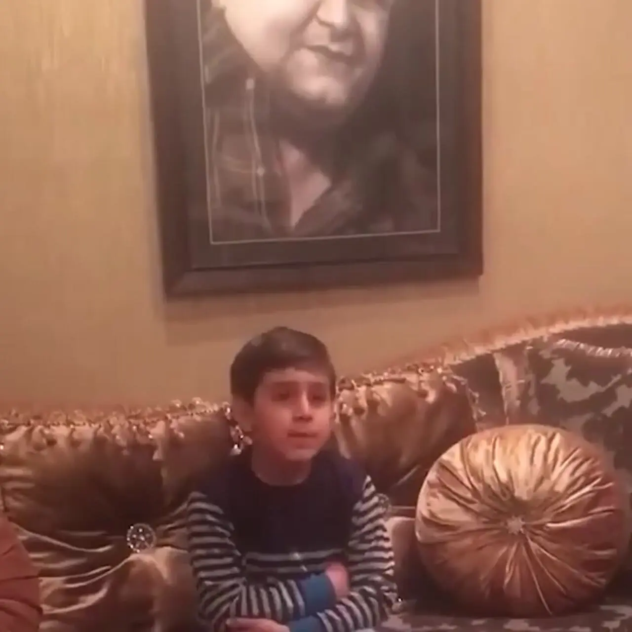 فیلم / نگاهی به خانه و زندگی اعیانی  «اکبر عبدی»  و همسر خوش سلیقه اش/ از مبلمان کاخ نیاورانیتا فرش اصیل ایرانی از ساعت دیواری گرینویچی تا آباژورهای نفیس