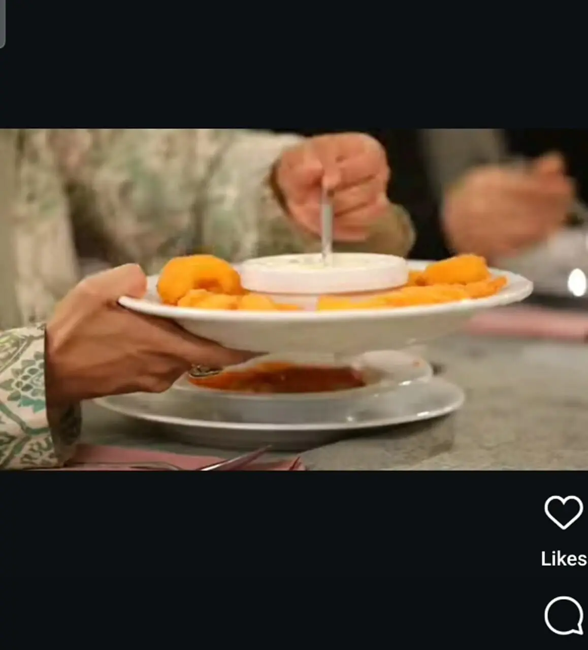 فیلم / نگاهی به چیدمان مجلل و رویایی خانه امین زندگانی بازیگر ساهره و همسرش الیکا عبدالرزاقی / از دیوارهای چوبی فندقی مدل اروپایی تا آشپرخانه ای خاص و میز ناهارخوری با خورشت خوری های آنتیک