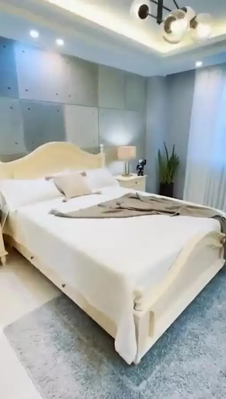 فیلم / نگاهی به چیدمان عید خانه مدیترانه ای کمند امیرسلیمانی بازیگر سریال اسباب زحمت/ از اتاق خاب سیندرلایی تا پذیرایی دکورکوب با میلمان خوشرنگ  آشپزخانه ای نفیس با دیوارهای آجری براق