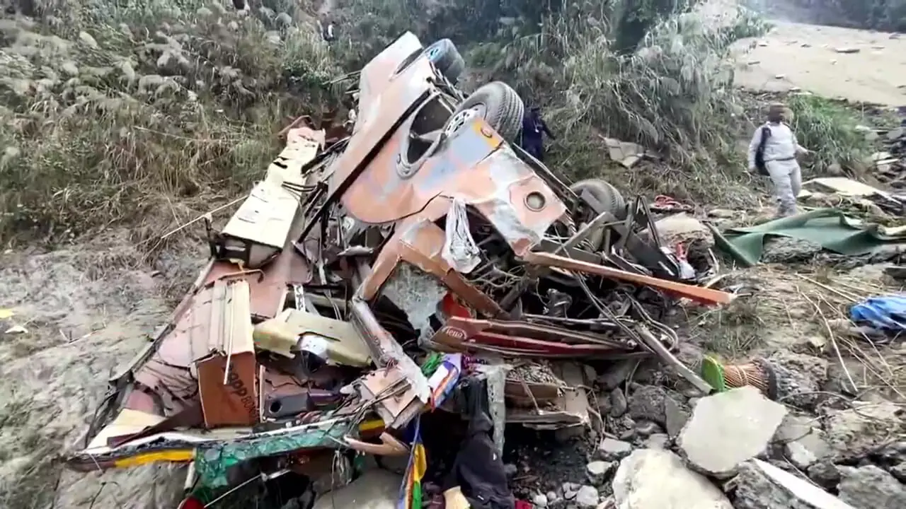 فیلم/  ۱۹  کشته در سقوط اتوبوس به دره در نپال