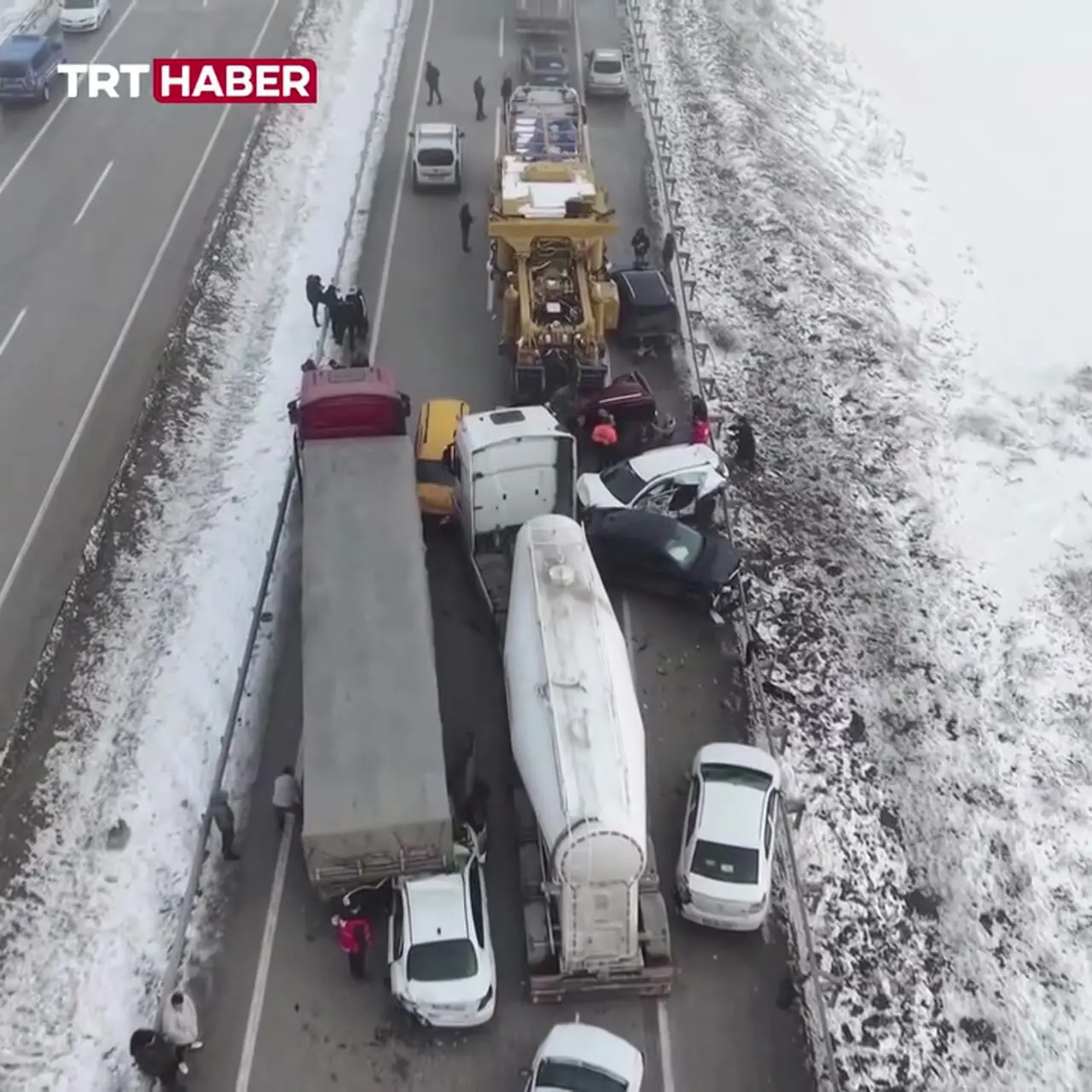 فیلم / برخورد چندین وسیله نقلیه در محور ارزوروم