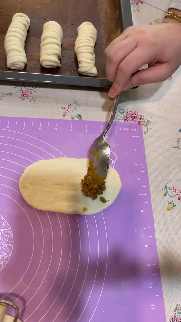 آموزش مرحله‌ به‌ مرحله پیراشکی گوشت تازه و خوش‌عطر