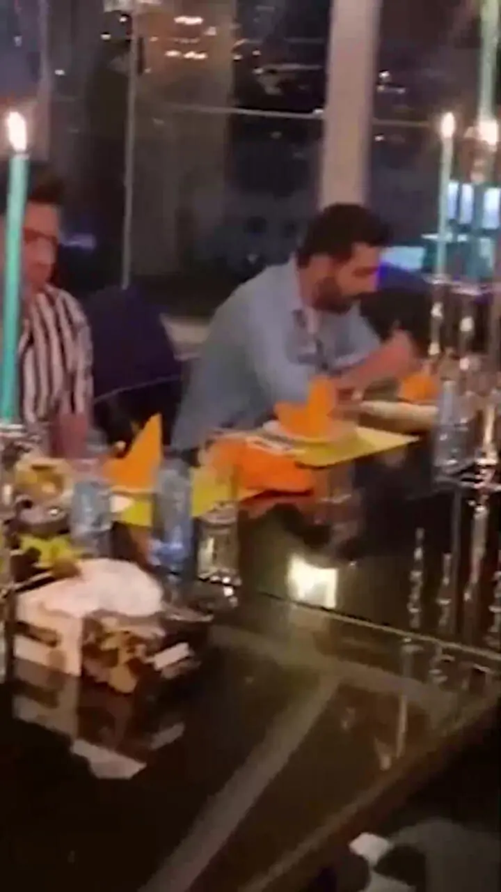 فیلم/ نگاهی به جشن تولد شکوهمند الهه و سهیلا منصوریان در برج شیشه ای با آهنگ بندری / با حضور بازیگران زن و مرد و خواننده محبوب با کیک ها و تزئینات قلبی قرمز