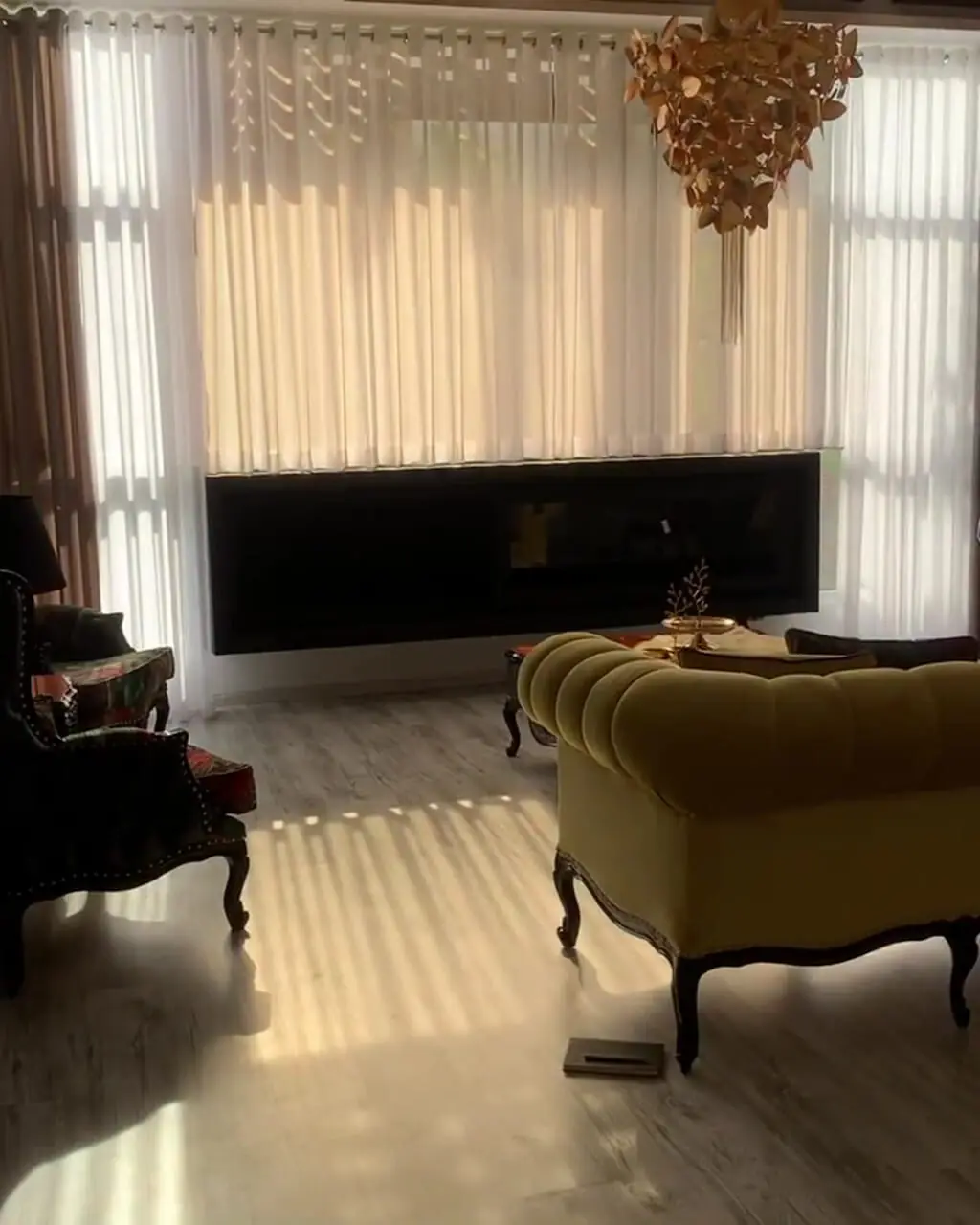 فیلم و عکس ها / نگاهی به چیدمان خانه خاص و شاهانه الهام حمیدی/ نقش و نگار مبلمان سلطنتی و کاناپه چستر،لوستر اعیانی شعله ور، سماور آتیشی، ترمه / خوش سلیقگی خانم بازیگر محصوص عید