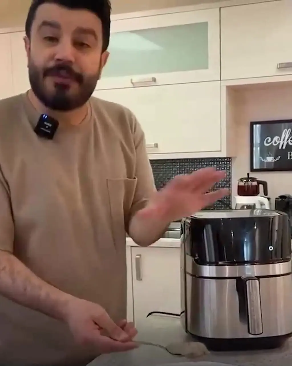 فیلم و عکس /  نگاهی به چیدمان لوکس خانه پیمان طالبی  مجری محبوب / از آشپزخانه هتل 5 ستاره ای اش تا کافه بار با کابینت هایی خوشرنگ مُد روز تا لوازم برقی عروس پسند و پیانویی زیبا