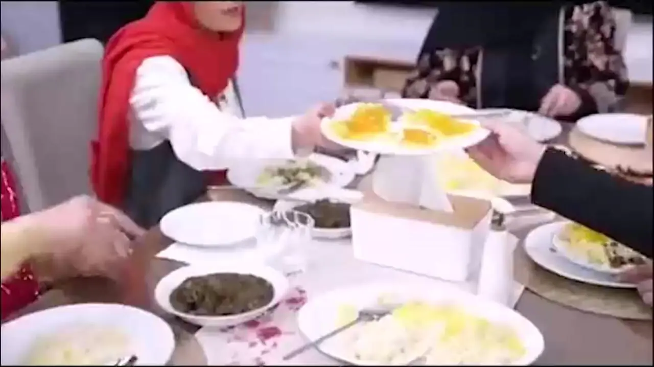 فیلم / نگاهی به دکوراسیون مدرن خانه سوگل طهماسبی بازیگر سریال ساهره / از آشپزخانه خوشرنگ و نور تا میز ناهارخوری و فرش فیروزه ای با میلمانی کلاسیک و دیوارکوب های چوبی