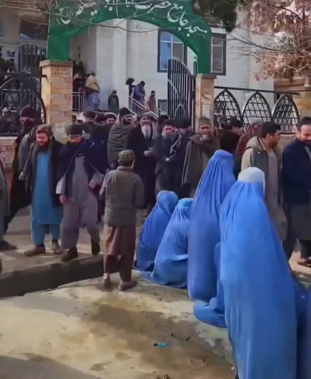 فیلم جنجالی از گدایی زنان مقابل مسجدی در افغانستان