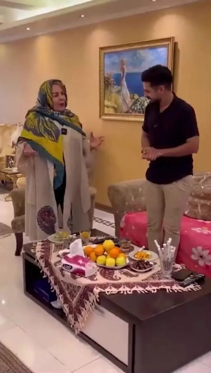 فیلم / نگاهی به چیدمان شاهانه خانه پوراندخت مهیمن، بازیگر سریال ساهره / سلیقه خاص خانم بازیگر از لوسترهای کلاسیک و مبلمان مجلل تا  رنگ آجری و طوسی دیوار و اثاثیه و تابلو فرش دختری در باد