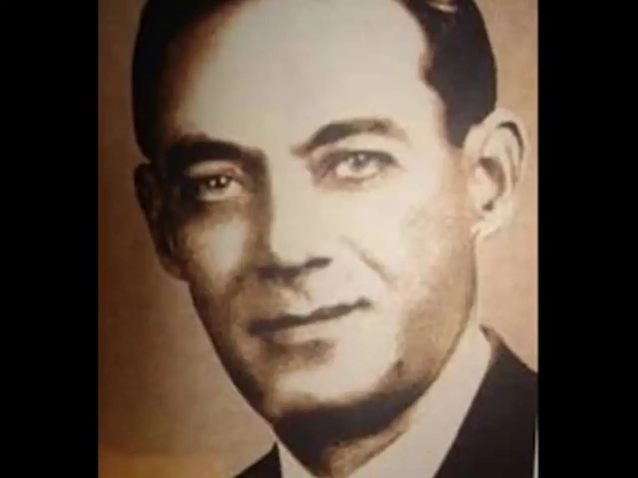 فیلم/ اجرای روح بخش و احساسی تصنیف «من از ازل دیوانه تو بودم» رهی معیری توسط بلبل خوش نوای موسیقی ایران، استاد غلامحسین بنان