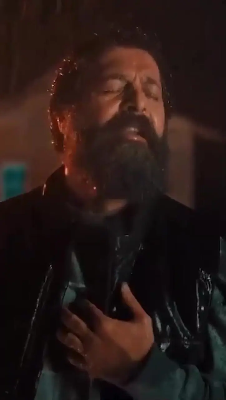 فیلم آواز عاشقانه کامران تفتی برای نوعروسش متین ستوده  زیر باران و چتر / موزیک ویدئوی آهنگ دلم تنگه و لعنت به عشق و این حرفا