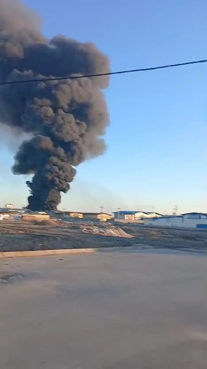 فیلم آتش سوزی مهیب در واحد پتروشیمی شهرک صنعتی آبادان