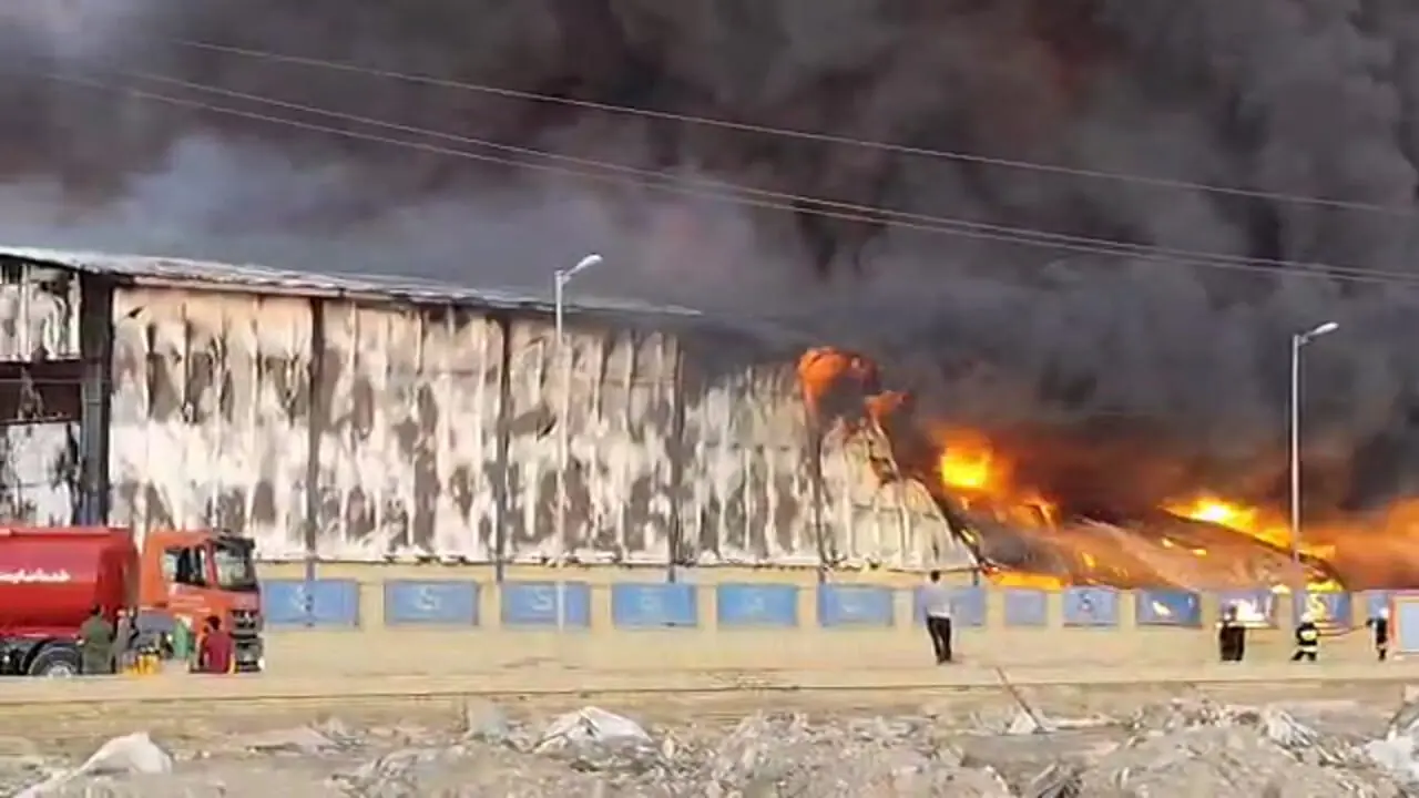 فیلم و عکس های آتش سوزی شهرک صنعتی آبادان / فرماندار چه گفت؟