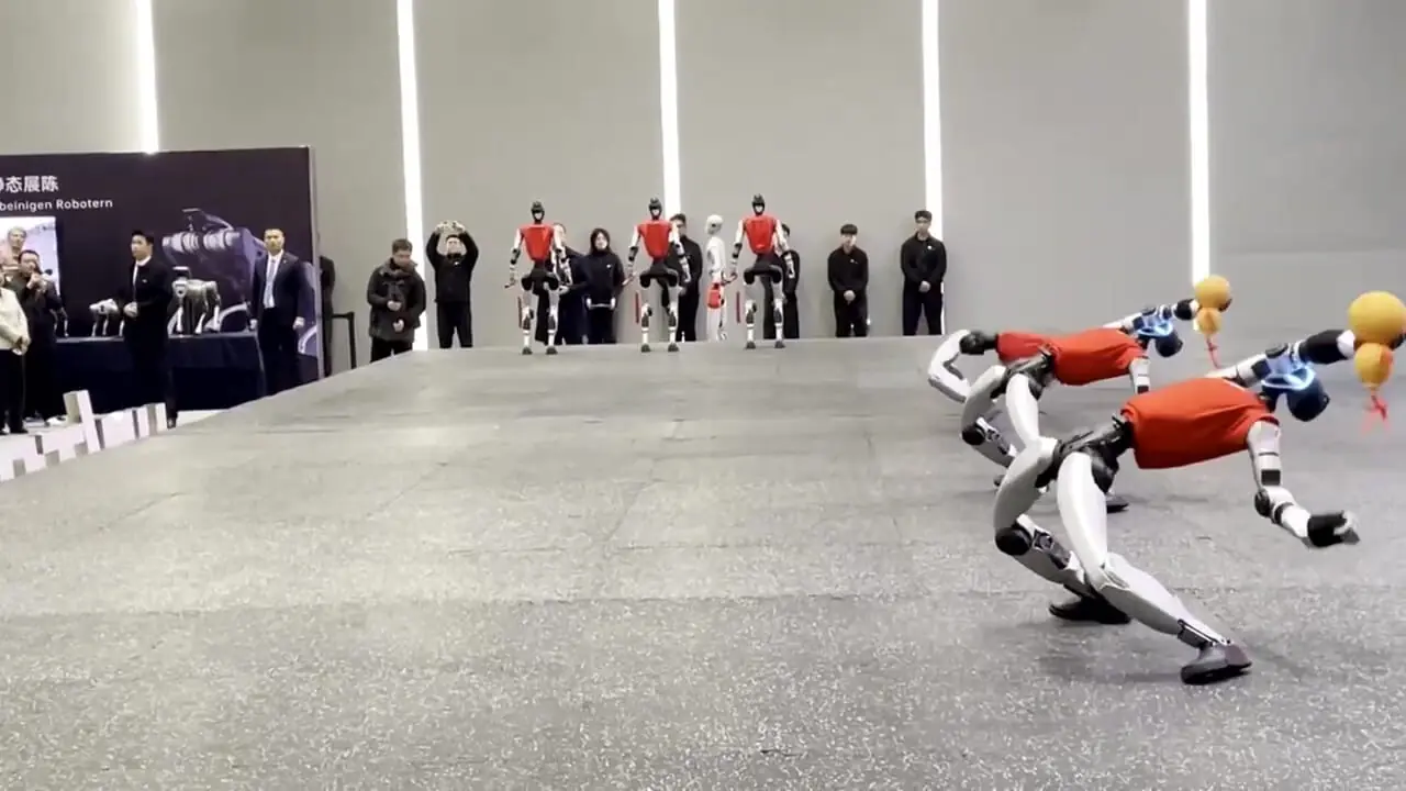 فیلم استقبال متفاوت از صدراعظم آلمان با ربات های پیشرفته در چین