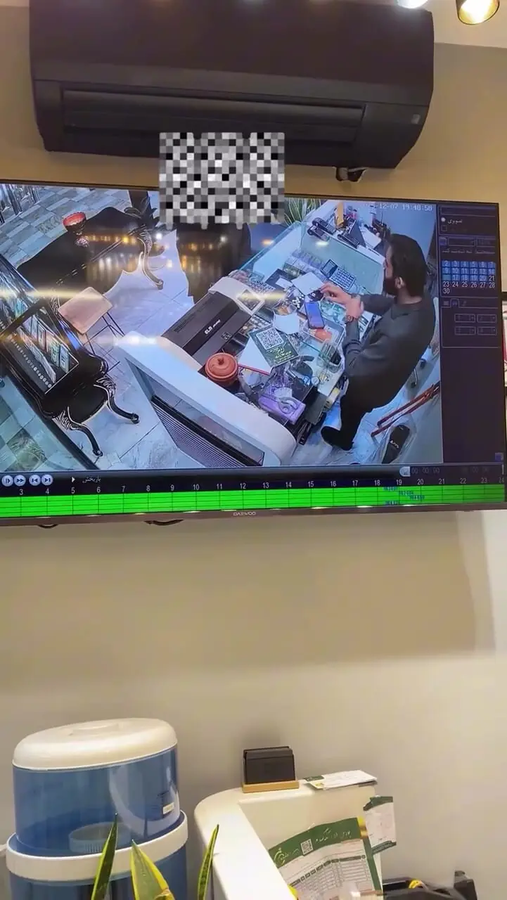 فیلم لحظه سرقت 2 هزار دلاری طلا توسط دختر جوان