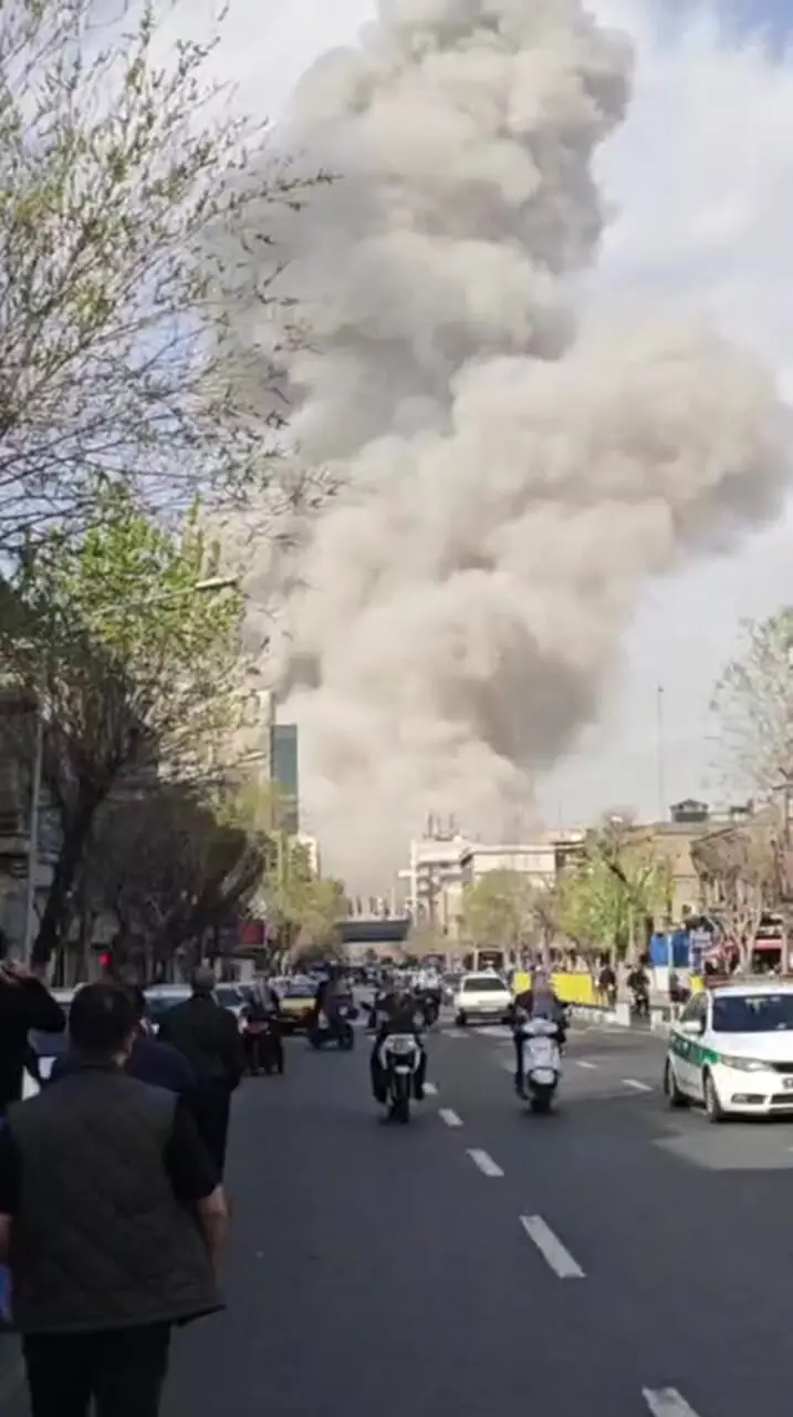 دود غلیظ در خیابان جمهوری تهران