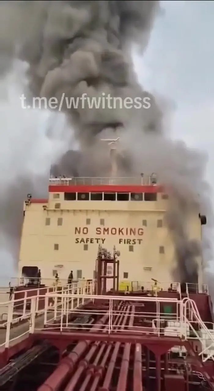 فیلم/ کشتی متخلف که قصد عبور غیرمجاز از تنگه هرمز را داشت، مورد اصابت قرار گرفت