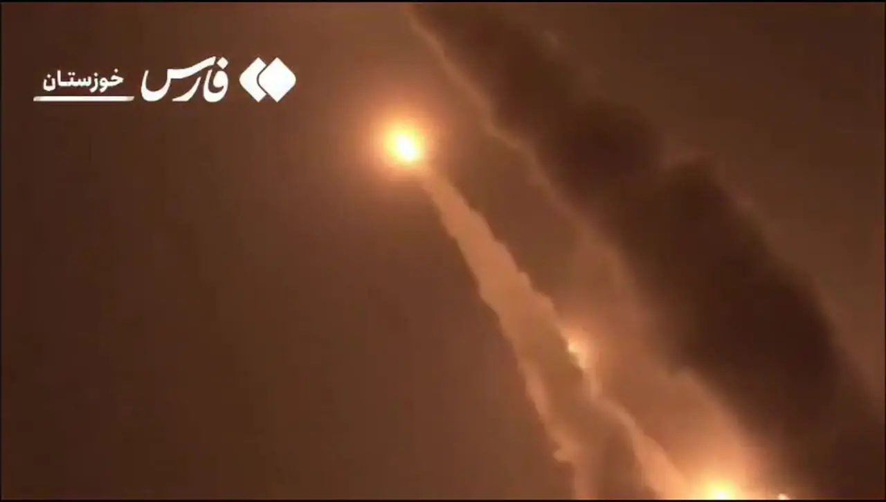 فیلمی از شلیک موجی موشک‌ها به‌سمت اهداف دشمن