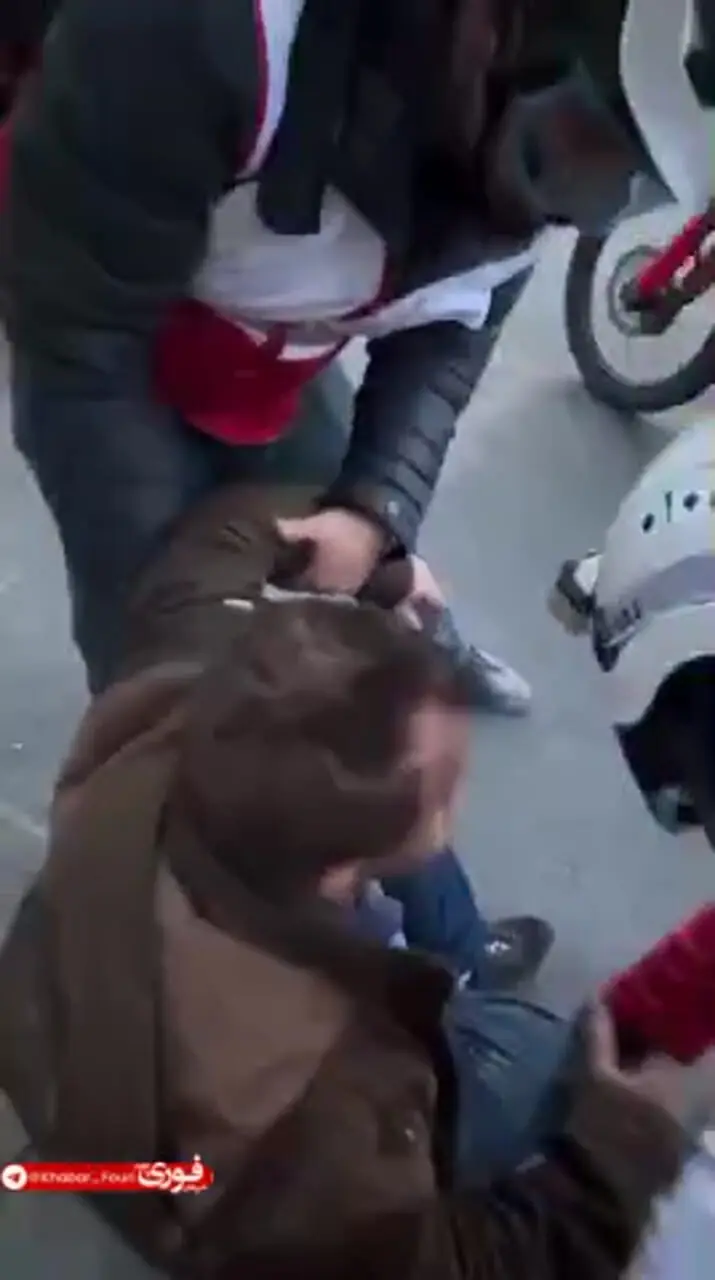 فیلم موج‌ گرفتگی یک رهگذر در پی بمباران خیابان کارگر تهران