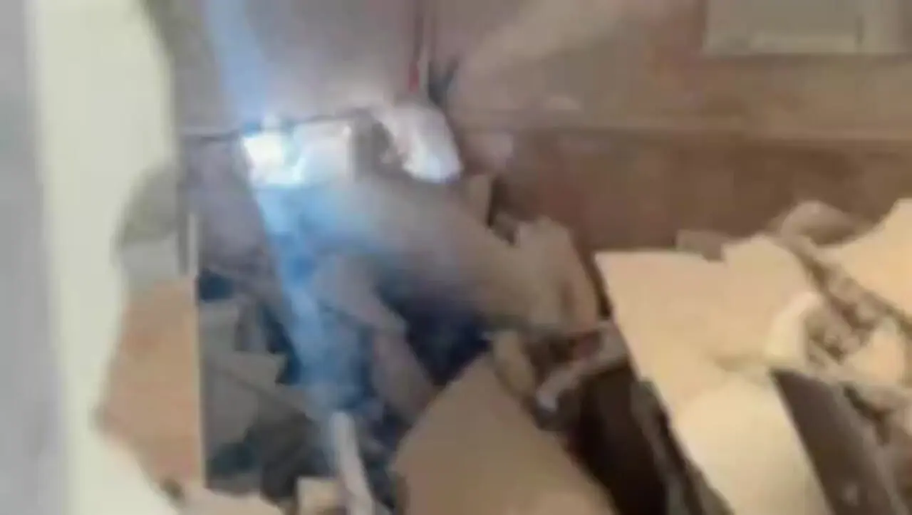 فیلم موشک عمل‌ نکرده وسط دیوار یک منزل مسکونی در محدوده‌ منطقه 3 تهران
