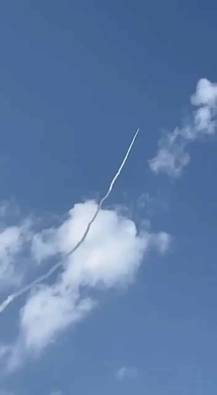 فیلم /  لحظه شلیک از پایگاه جفیر به سمت آب‌ شیرین‌ کن قشم