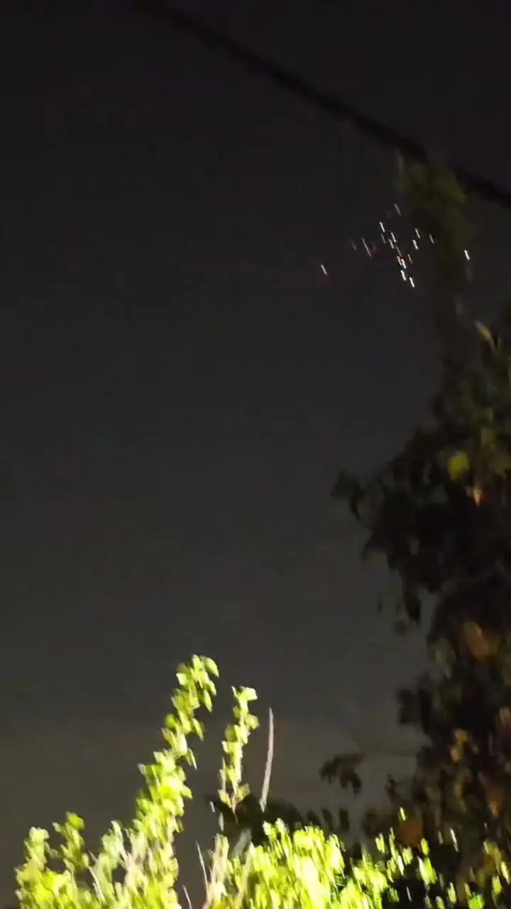 فیلم درخشش موشک ایرانی دارای کلاهک خوشه‌ای در آسمان تل‌آویو