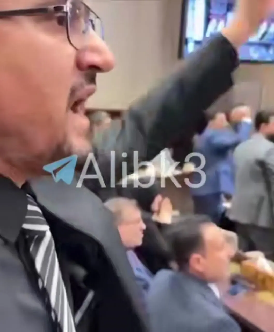 فیلم شعار دادن تعدادی از نمایندگان پارلمان عراق علیه ایالات متحده به طرفداری از ایران