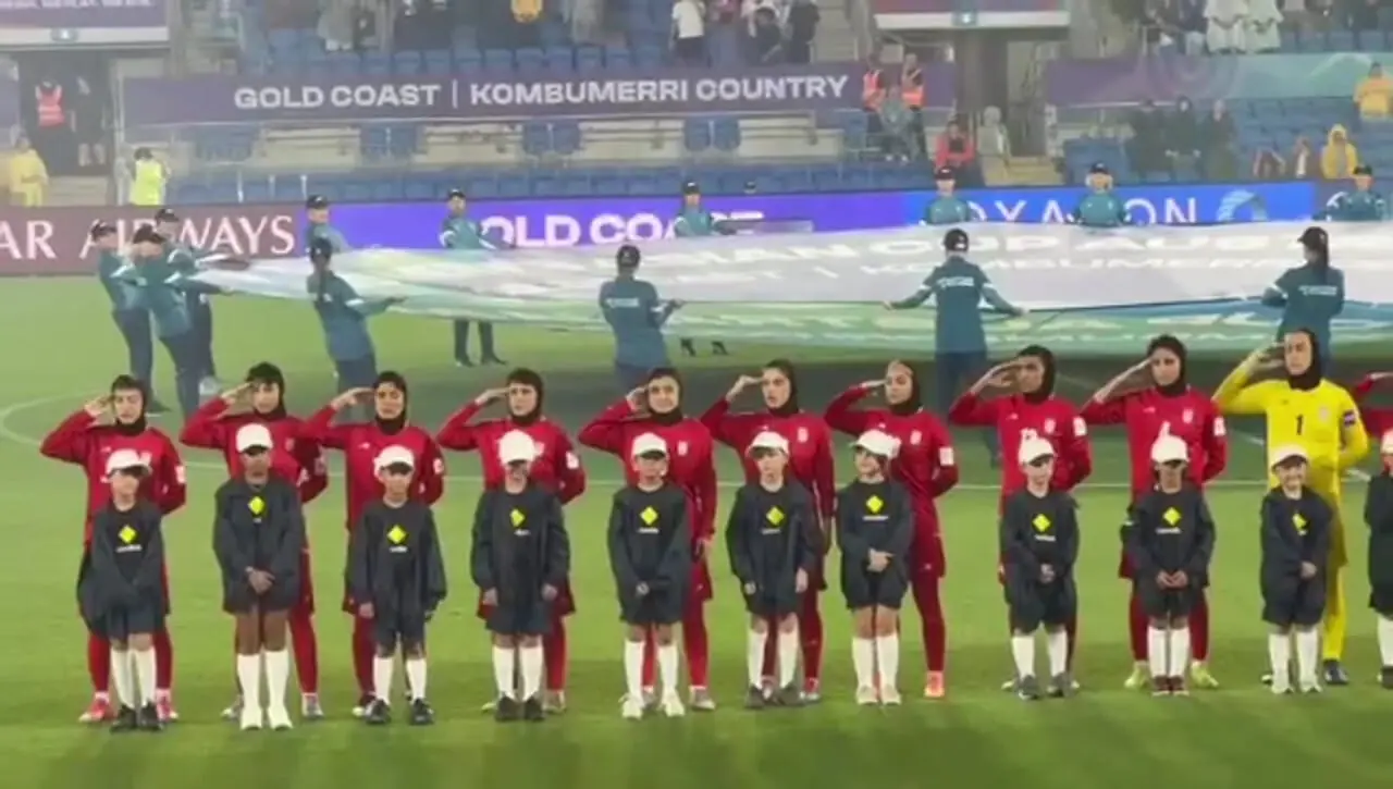 سلام نظامی ملی پوشان دختر فوتبال ایران پیش از دیدار برابر فیلیپین در جام ملتهای آسیا