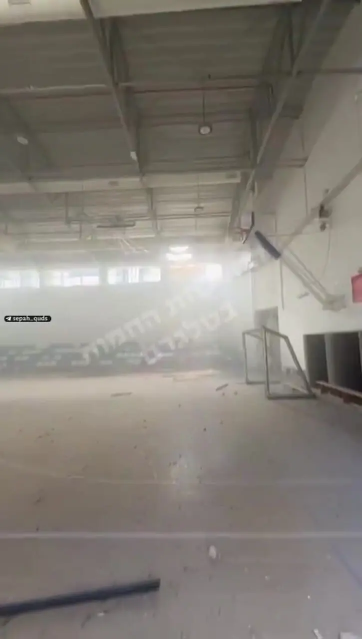 فیلم / حمله به یک سالن ورزشی در اسرائیل در پاسخ حمله به سالن ورزشی