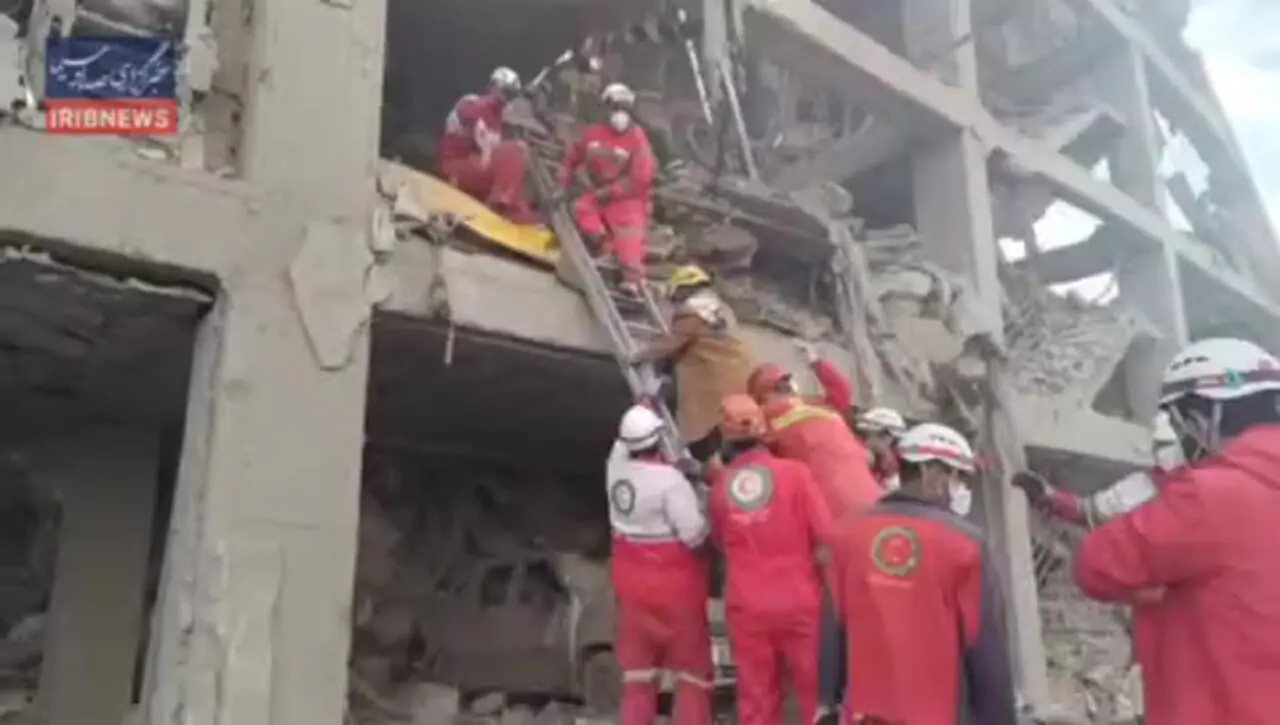 فیلم / لحظه نجات ۲ نفر از ساختمان مورد اصابت موشک دشمنان در محله رسالت تهران